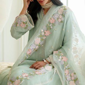 Farah Talib Aziz luxe pret